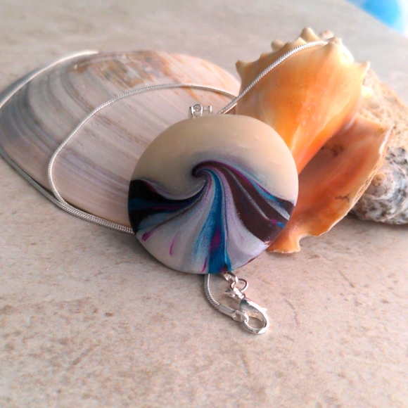 Gorgeous Swirl Necklace - Picture 2 of 4